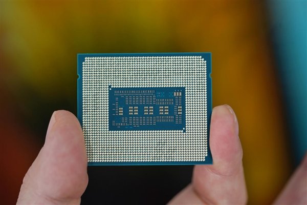 16核心混合架构!英特尔13代酷睿处理器i7-13700图赏