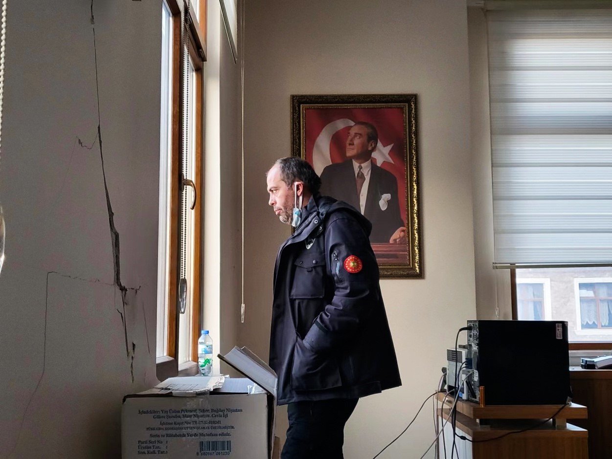 卡里姆在阿德亚曼一幢被临时征用为救援队营地的政府大楼内，身后是土耳其共和国国父穆斯塔法·凯末尔·阿塔图尔克的画像。 澎湃新闻记者 喻晓璇 图