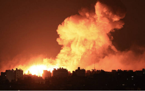 当地时间10月10日，以军空袭加沙城造成爆炸。