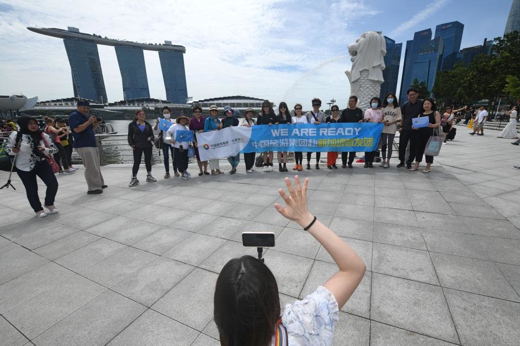 中国游客在新加坡鱼尾狮公园拍照留念。