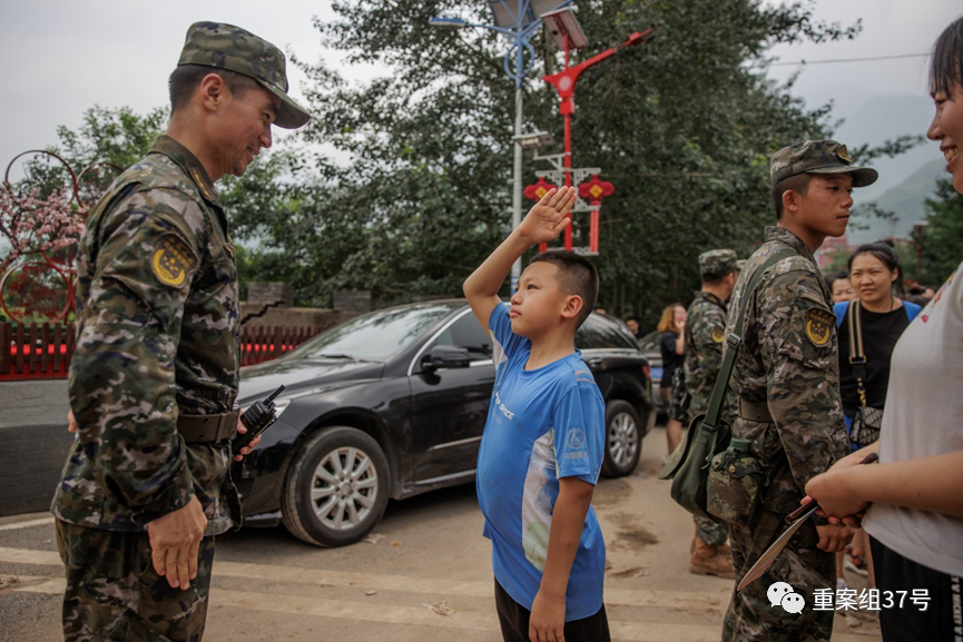 8月2日，妙峰山镇，一位即将登车离开的小朋友武天骐向武警北京总队官兵敬礼，对一路过来的照顾表达感谢。新京报记者王子诚 摄