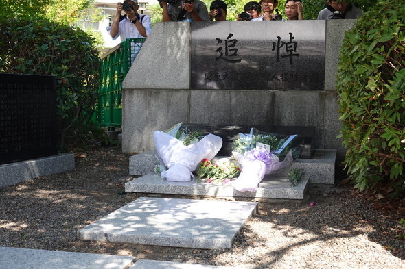 9月1日上午，1923年关东大地震时遭屠杀朝鲜人的慰灵活动在东京都立横网町公园举行。追悼碑前摆放着出席者们献上的花束。图片来源：韩联社