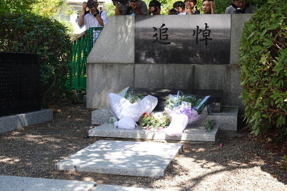 9月1日上午，1923年關(guān)東大時(shí)遭屠殺朝鮮人的慰靈活動(dòng)在東京都立橫網(wǎng)町公園舉行。追悼碑前擺放著出席者們獻(xiàn)上的花束。圖片來源：韓聯(lián)社