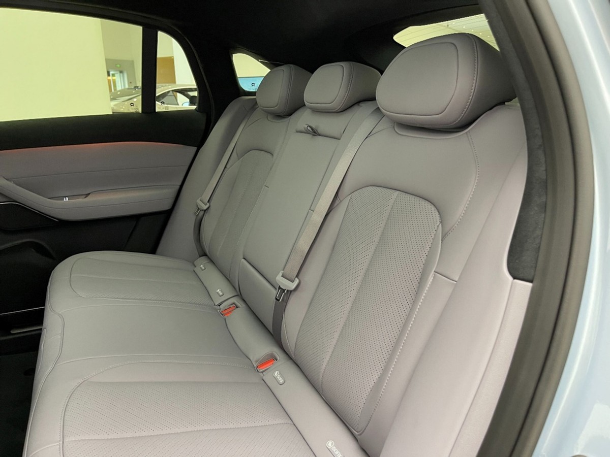 ES6+2万元=轿跑SUV画风+电动尾翼,加速还更快,蔚来EC6到店实拍