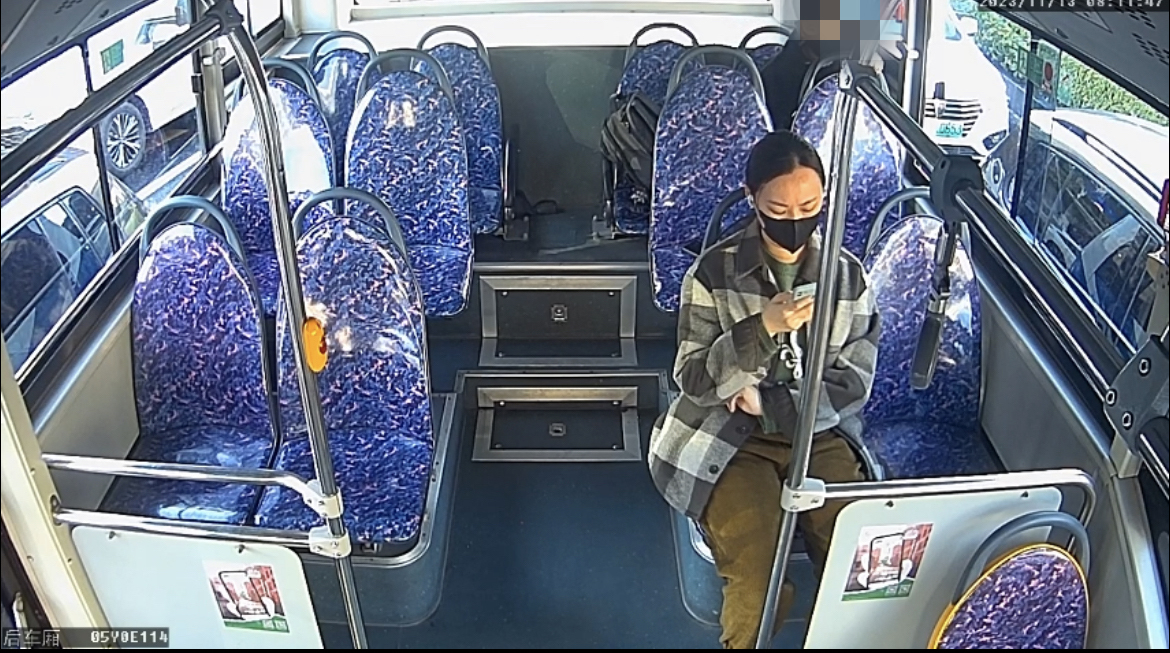 上海一男子在公交车上拉大便，杨高公交供图