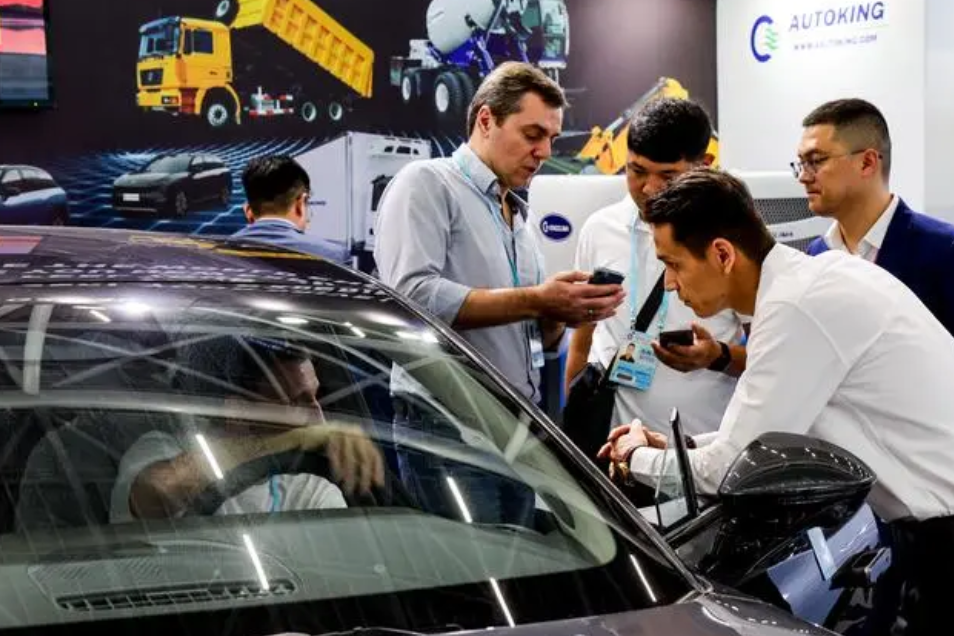 △今年4月15日，采购商在广交会新设置的新能源及智能网联汽车展区了解中国新能源汽车产品。