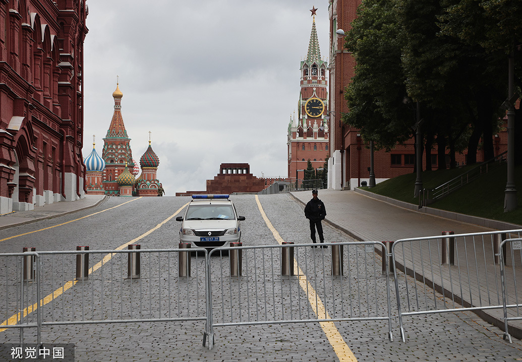 当地时间2023年6月24日，俄罗斯莫斯科，警察守卫克里姆林宫附近的红场。