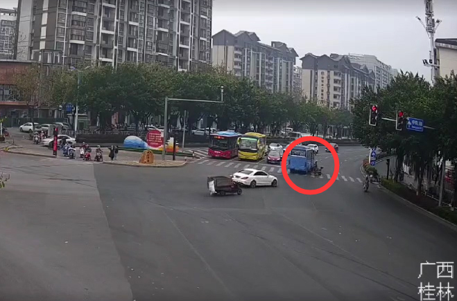 ▲兰博基尼车尾部划痕。秀峰交警供图