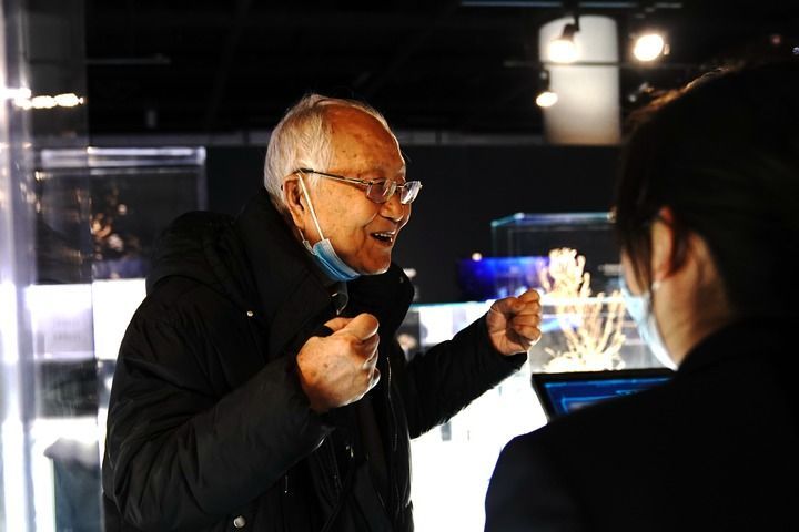 中国科学院院士汪品先在上海自然博物馆举行的“深海园林”展上介绍深海知识（2022年12月3日摄）。新华社记者 张建松 摄