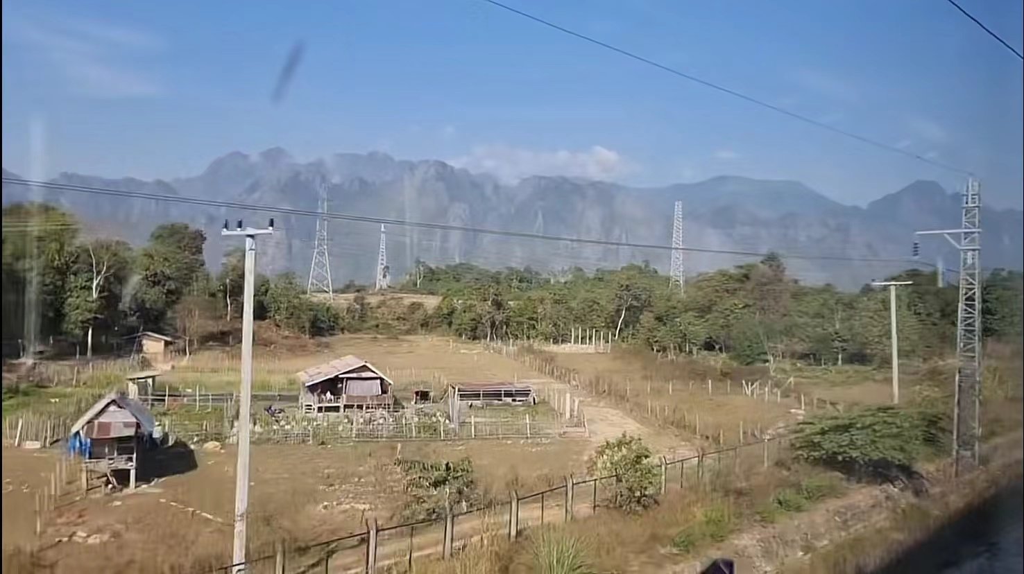 胡晟与阿敏乘坐火车回家时,途径胡晟当初修铁路的地方,万荣县。