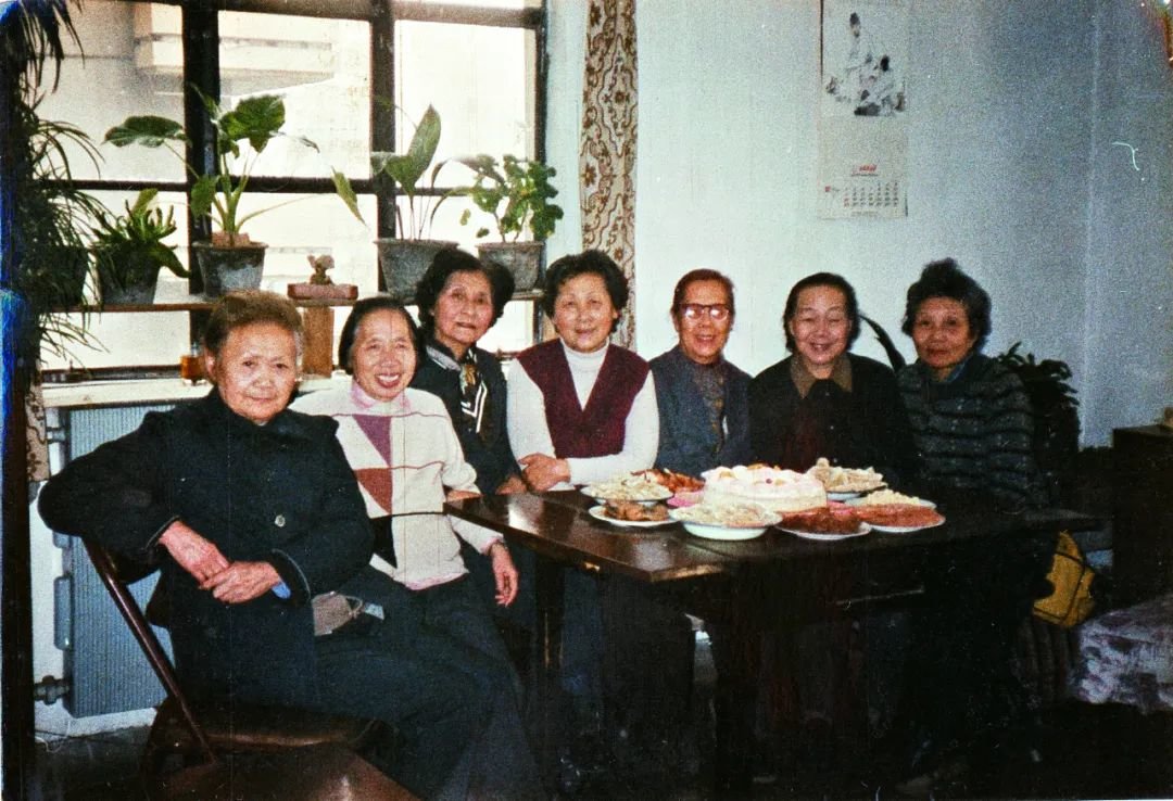 九十年代，杨苡与中西的同学们在天津相聚。