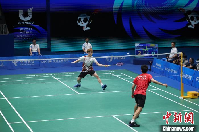 8月2日晚，成都大运会羽毛球混合团体赛决赛男子单打比赛现场。中新社记者 吕杨 摄