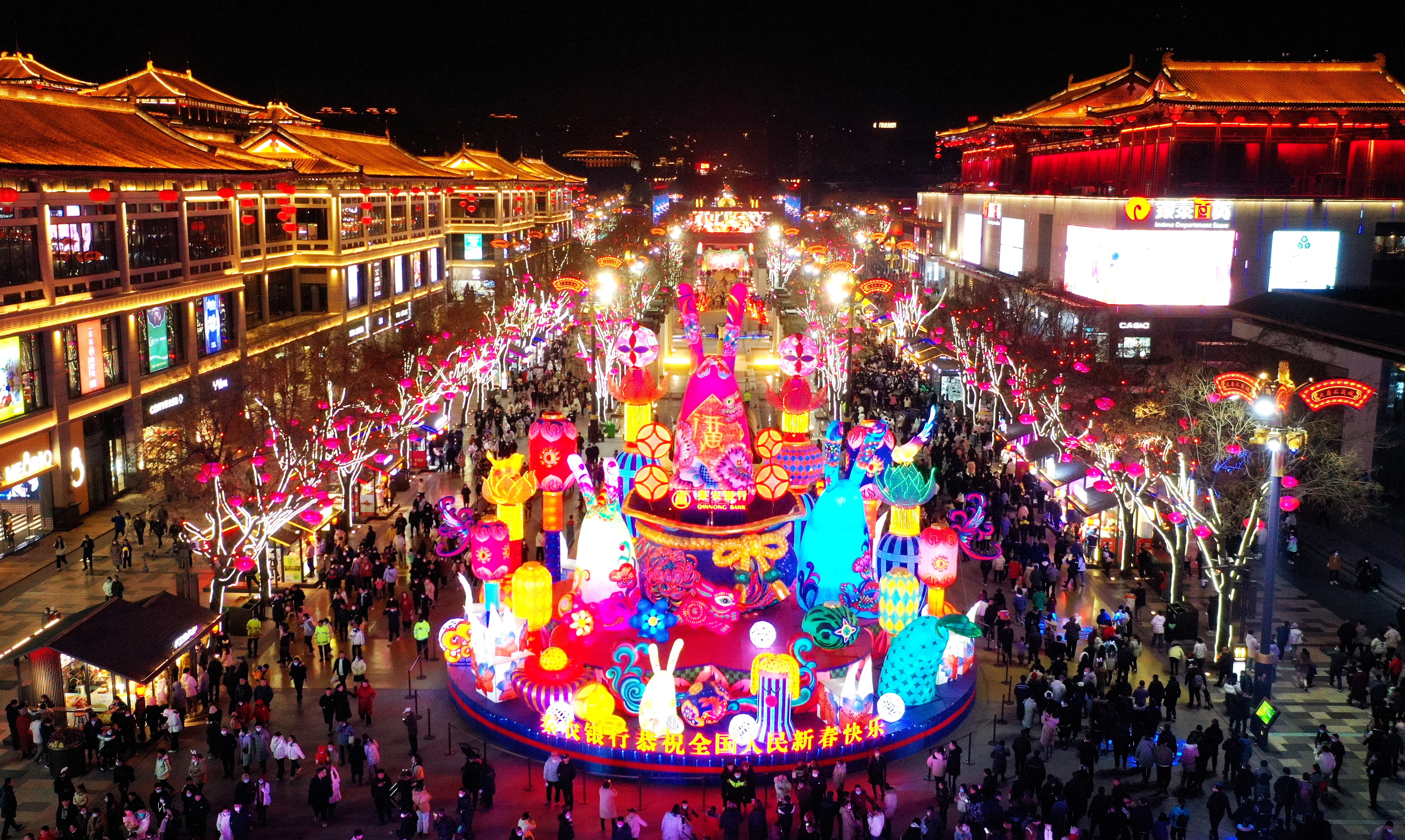 不看后悔（西安旅游必去景点大唐不夜城）西安旅游景点大唐不夜城，打卡古都西安的文化地标——大唐不夜城，巴斯光年经典台词，