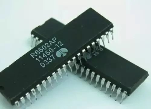 这是一款8位的微处理器，最大支持内存64KB，其主频和摩托罗拉6800一样，都是1MHz，但是因为6502有一个指令流水线，从而性能显著优于6800。更重要的是，由于对制程工艺的要求较低，6502良品率奇高。