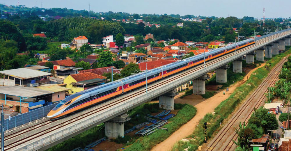行驶在印度尼西亚雅万高铁沿线的雅万高铁综合检测列车（2023年5月22日摄）中国铁路国际有限公司供图