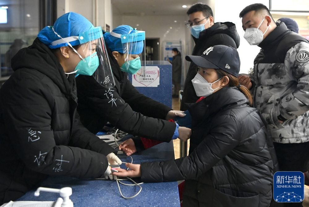 2022年12月31日，西安交通大学第一附属医院急诊科分诊台的医务人员为患者测量脉搏血氧饱和度。