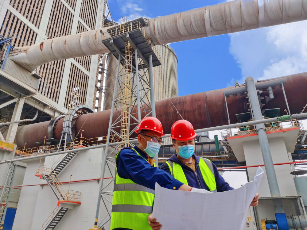 天津水泥院工作人员正在工作。（受访者供图）