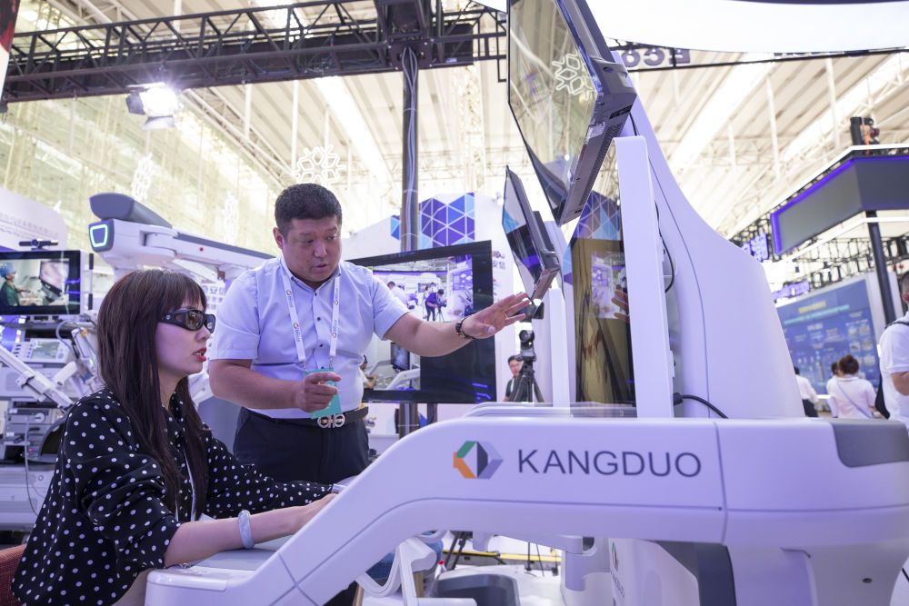 在黑龙江省哈尔滨市举办的2022世界5G大会展厅里，参展商现场演示5G远程手术机器人（2022年8月10日摄）。新华社记者 张涛 摄