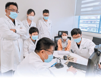 7月31日，中国援柬埔寨中医医疗队的医生们和中国中医科学院广安门医院的医生进行远程会诊。克拉斯米摄