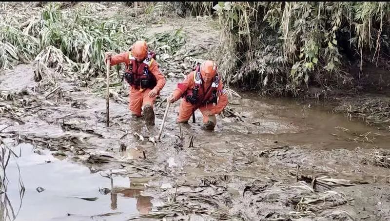 8月8日，吉林省森林消防总队吉林市支队在七里乡董家街霍伦河流域沿岸开展搜救任务。侯博文/摄