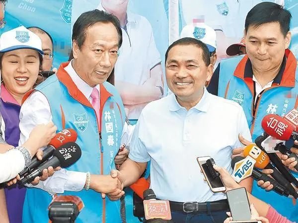 ▲图为侯友宜、郭台铭此前互动。(图片来源:台湾“中时新闻网”)