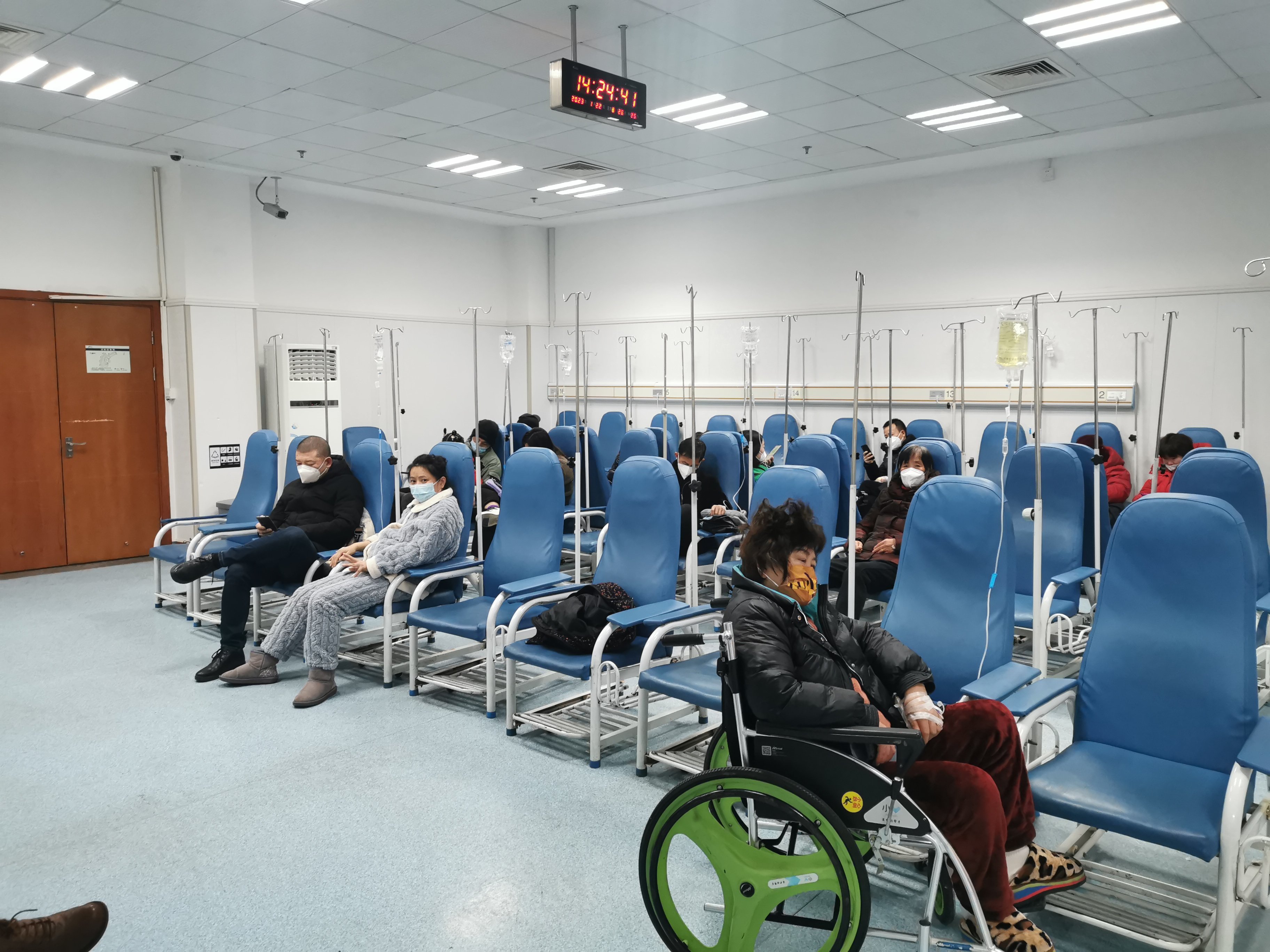 年初一的平湖市第一人民医院输液大厅。本文图片 澎湃新闻记者 曹年润