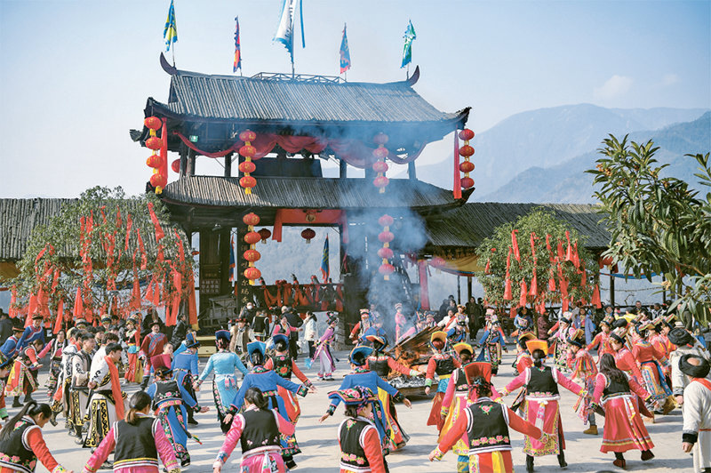 2023年1月18日,四川省北川县石椅村村民跳起“沙朗”,欢庆新年。 C视觉供图 杨树/摄