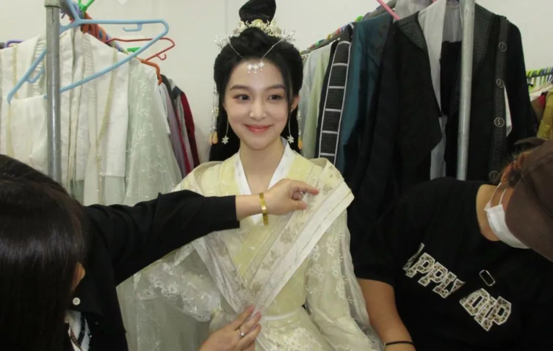 还记得《庆余年》里的小叶轻眉吗？18岁的她长这样…