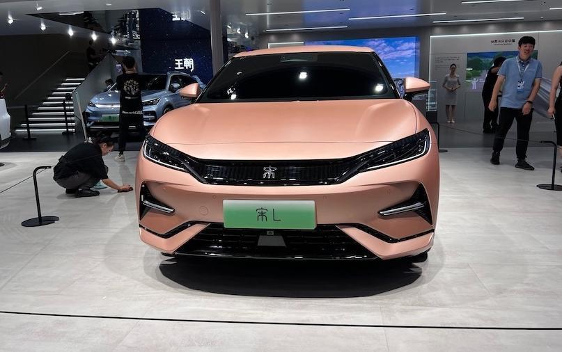 【成都车展】人送外号“最美比亚迪”,配色猛男芭比粉?宋L亮相
