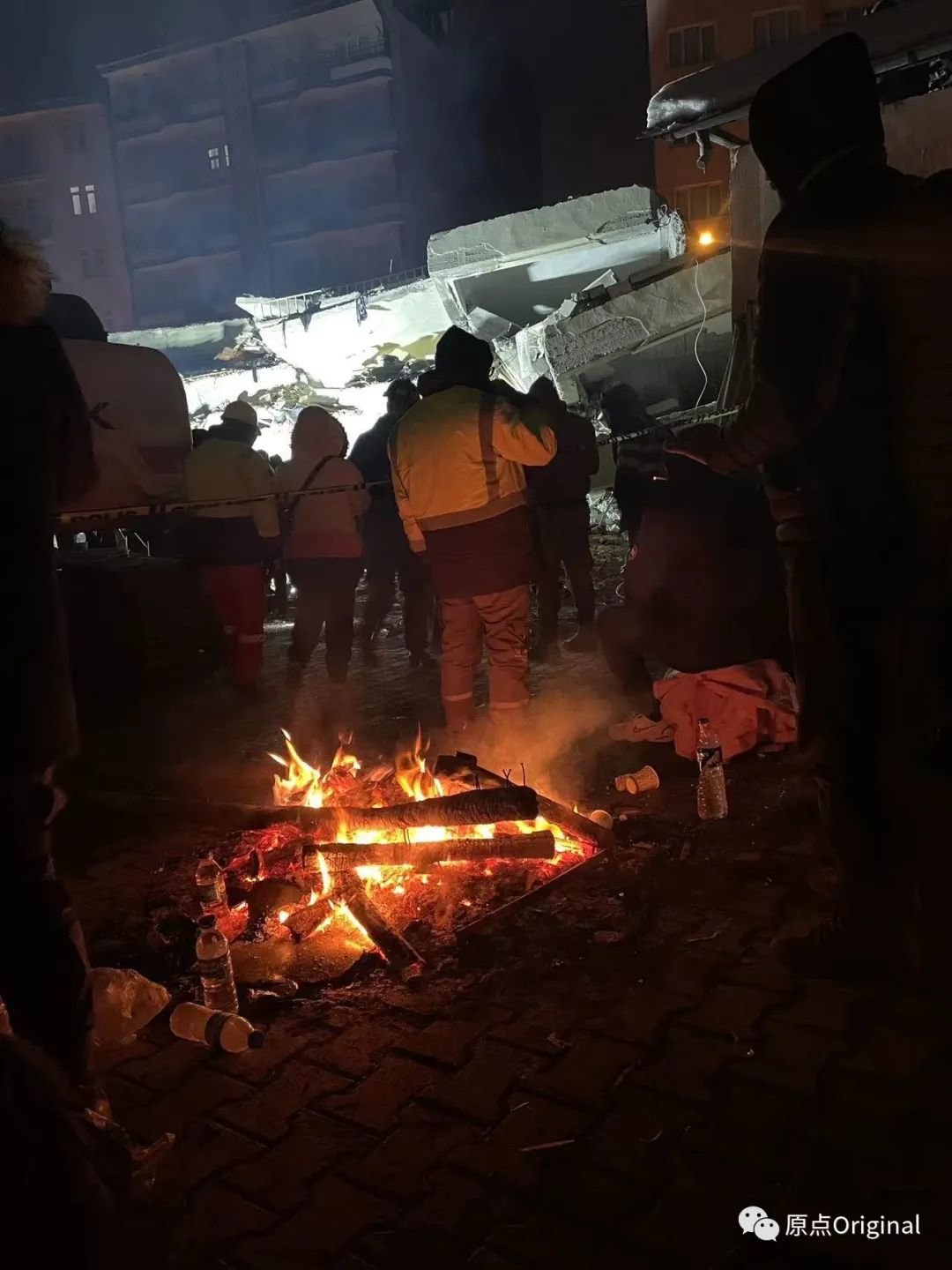 篝火堆用以照明取暖,能加热矿泉水。受访者供图