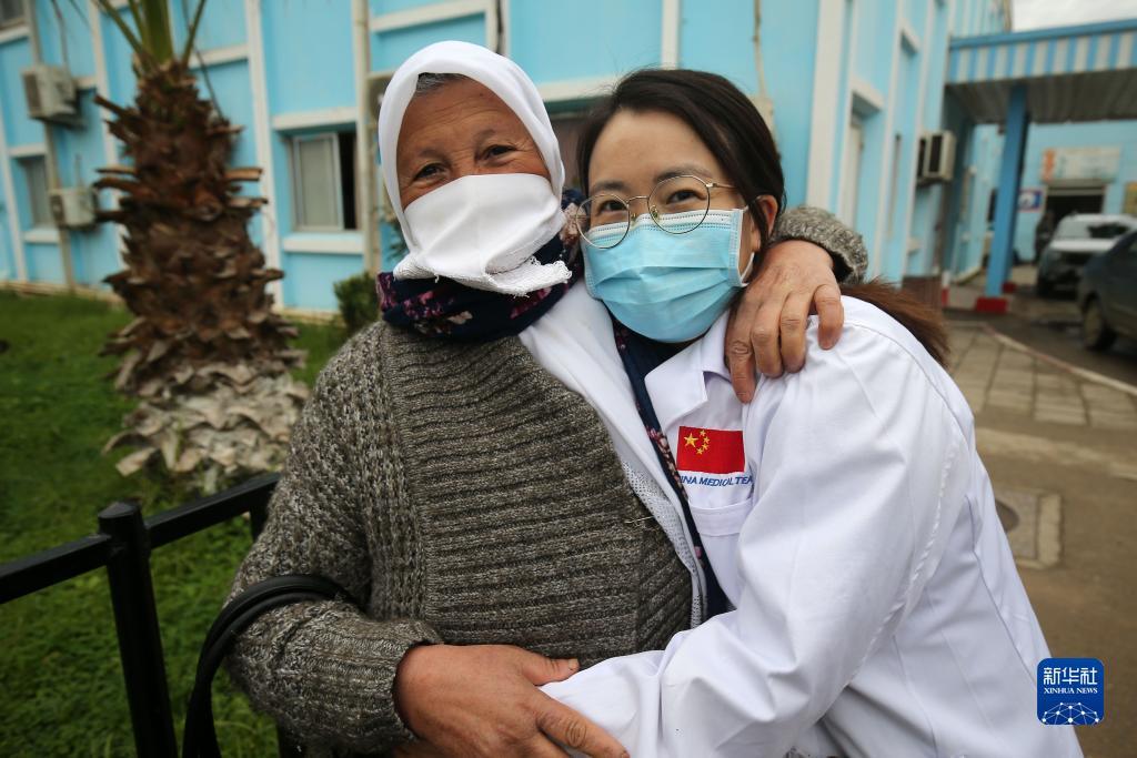 2023年2月27日，在阿尔及利亚艾因迪夫拉，63岁的阿里里·赫依拉（左）到医院感谢中国援阿医疗队医生李洪玲。新华社发