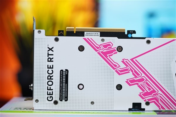 高颜值波普风!七彩虹RTX 4060 Ti Ultra W OC显卡图赏