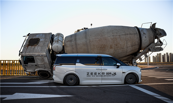 没造假!极氪009挑战30吨罐车动态顶压成功:法务部已出动搜集黑料