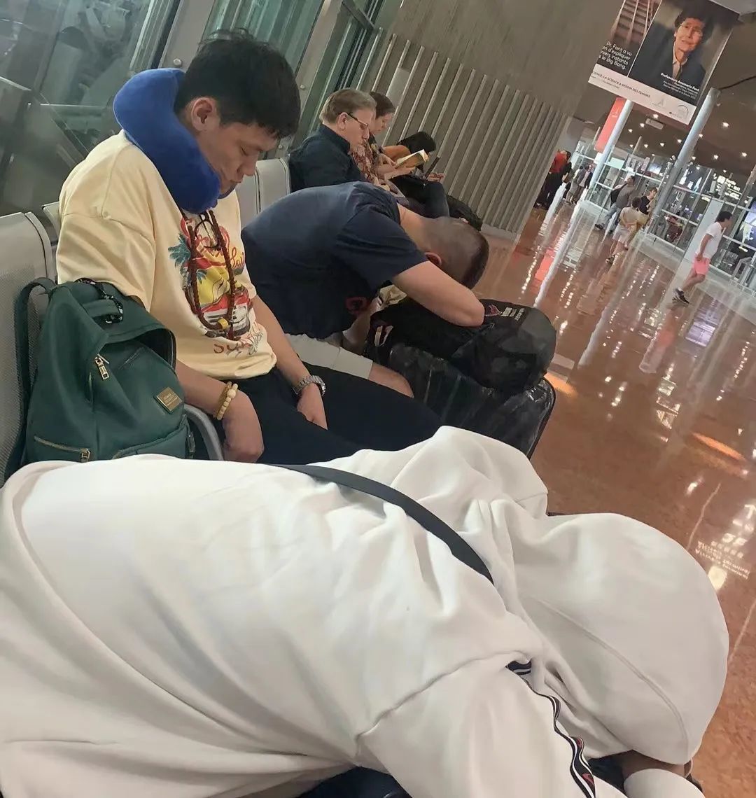 张宁在机场睡着了。
