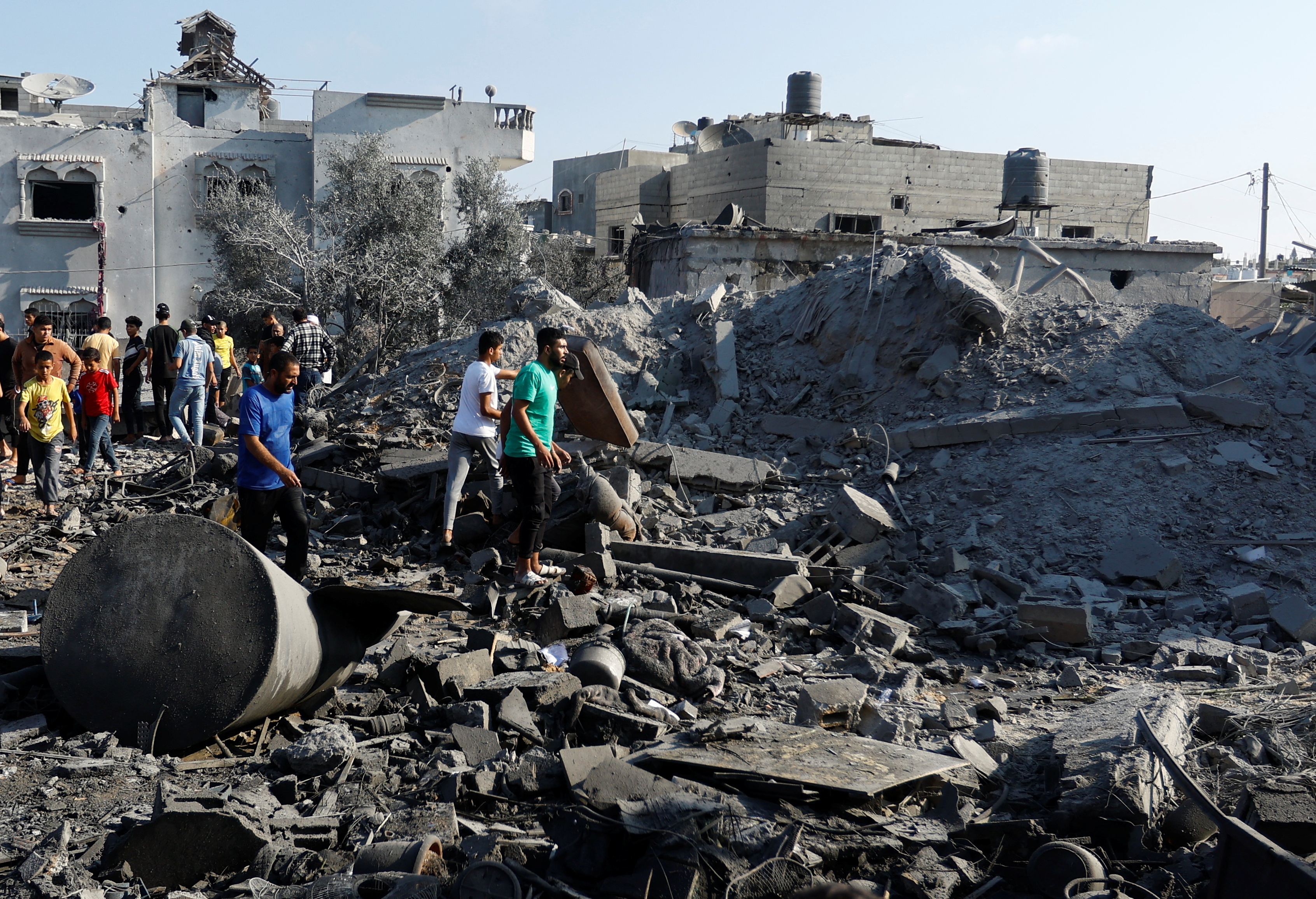 10月14日，加沙地带南部城市汗尤尼斯遭到以军空袭 图自澎湃影像