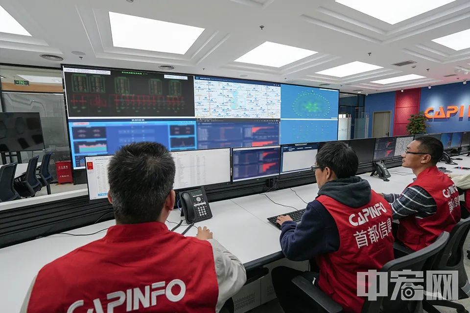 除了“接诉即办”热线,首都信息坚决落实党中央及北京市委、市政府的决策部署,着眼于首都市民对美好生活的需要,先后承担医疗保障平台、公积金平台等数字设施及重要系统建设任务,成为服务民生领域数字化建设的重要力量。中宏网记者 富宇 摄