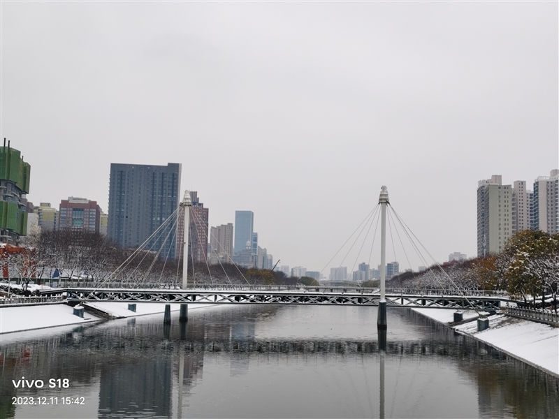 8mm机身下的续航王者!vivo S18评测:5000mAh超薄蓝海电池 轻松用一天半