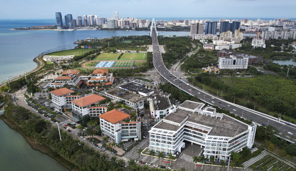 这是2023年2月8日拍摄的海南自由贸易港海口复兴城互联网信息产业园一区(无人机照片)。新华社记者 杨冠宇 摄