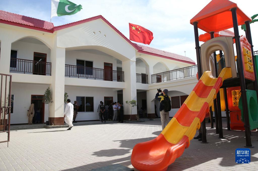 这是2017年3月22日在巴基斯坦瓜达尔拍摄的由中国和平发展基金会和中国港控共同援建的法曲尔小学。新华社记者 刘天 摄