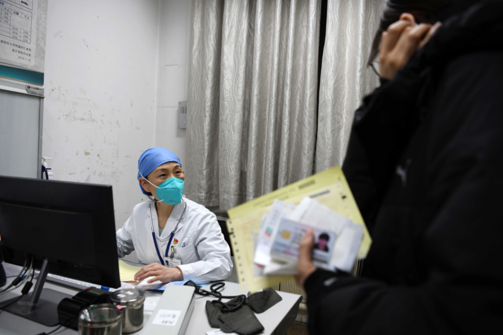 除夕夜,北京同仁医院西区急诊科主任张敬在为患者看诊。