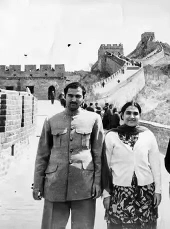 ·1972年，穆沙希德（左）和姐姐一起参观长城。