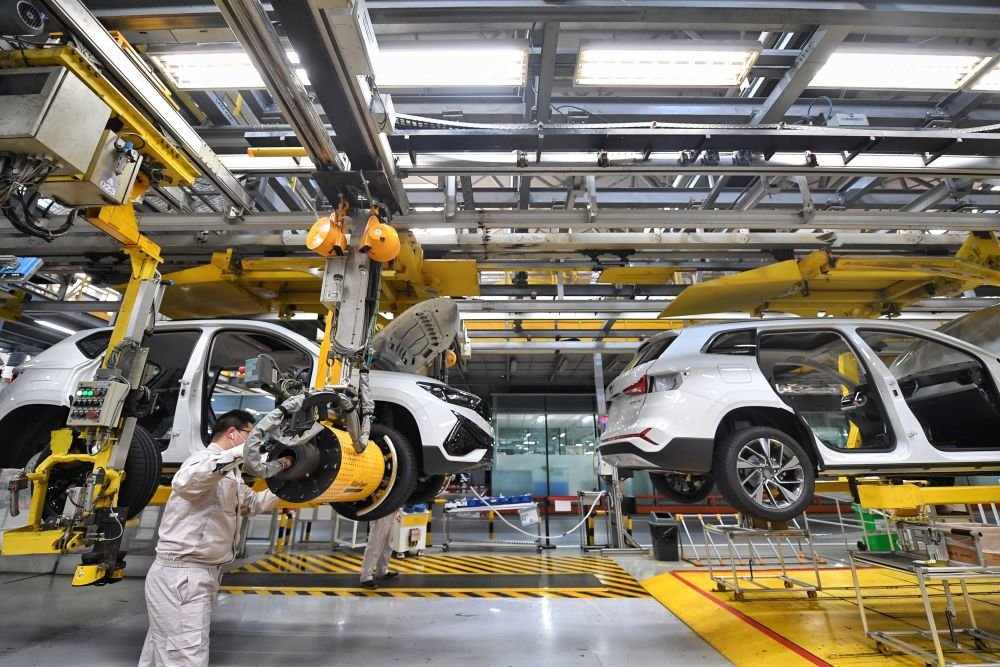 2023年2月17日，一汽大众汽车有限公司成都分公司工人在总装车间作业。新华社记者 刘坤 摄