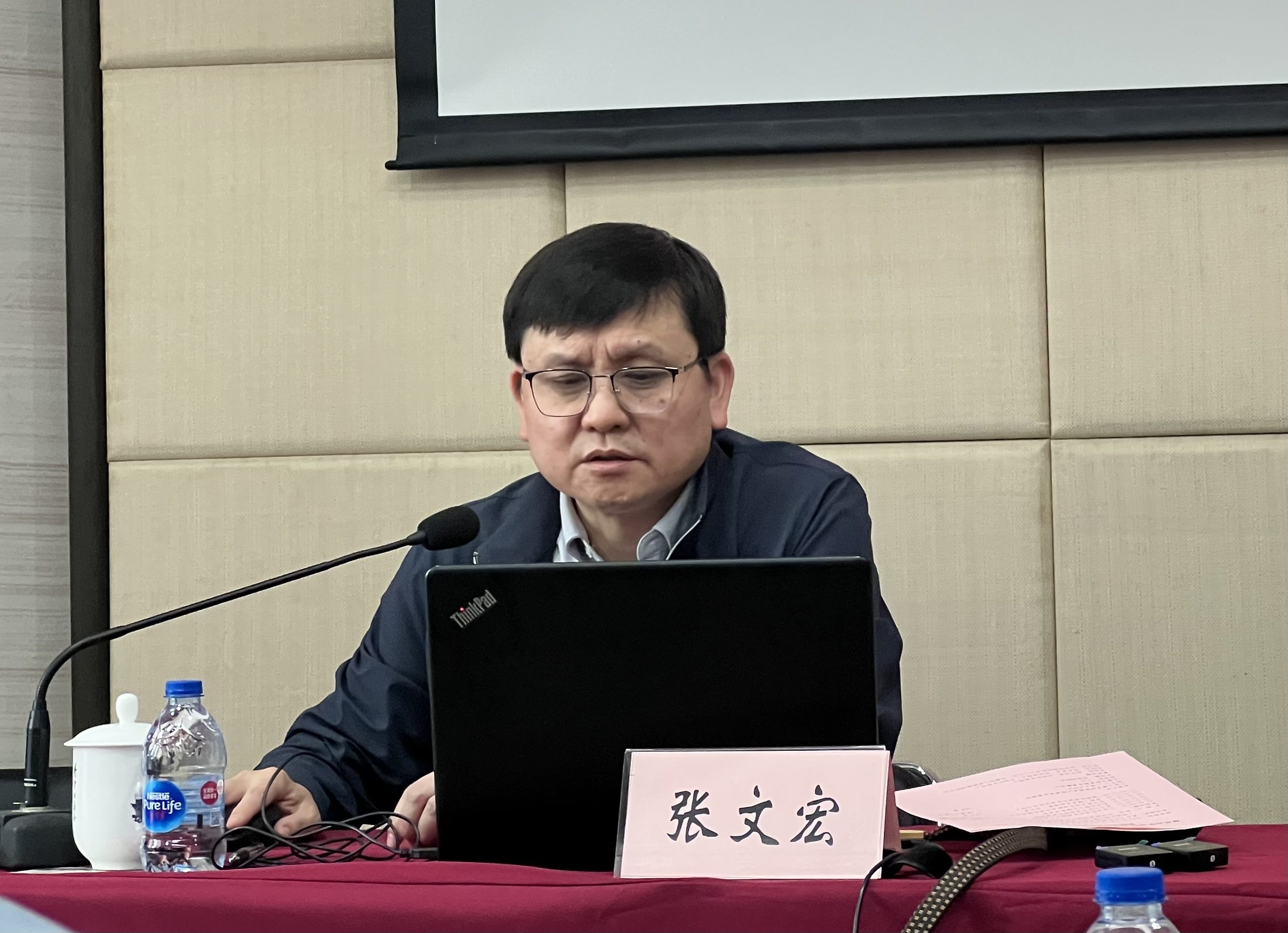 张文宏接受采访 澎湃新闻记者 朱奕奕 摄