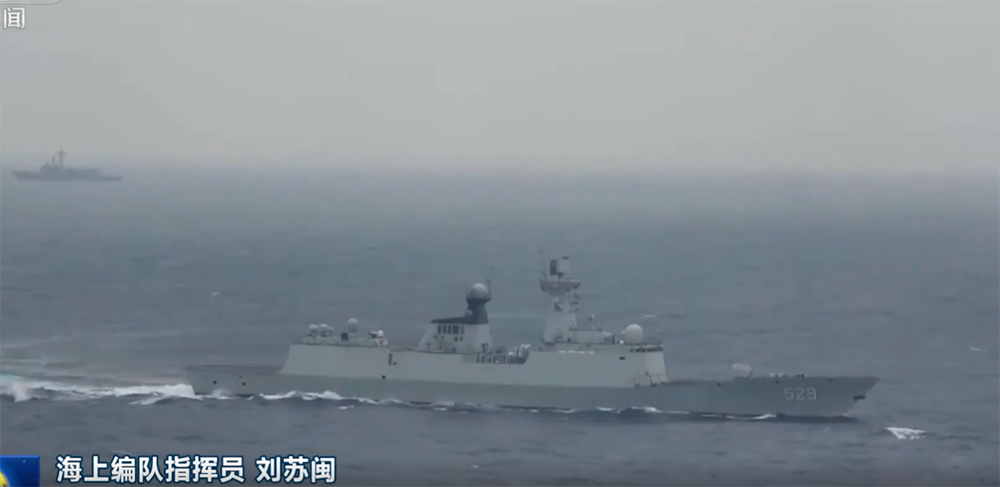根据视频,海军054A型护卫舰的“徐州”号(舷号530)和“舟山”号参与了演练。