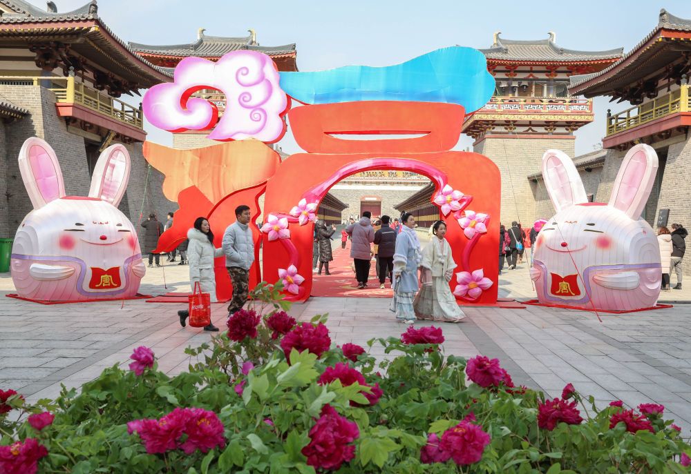 ↑1月25日，游客在湖北省襄阳市唐城春节庙会游览兔年主题花灯。新华社发（杨东摄）