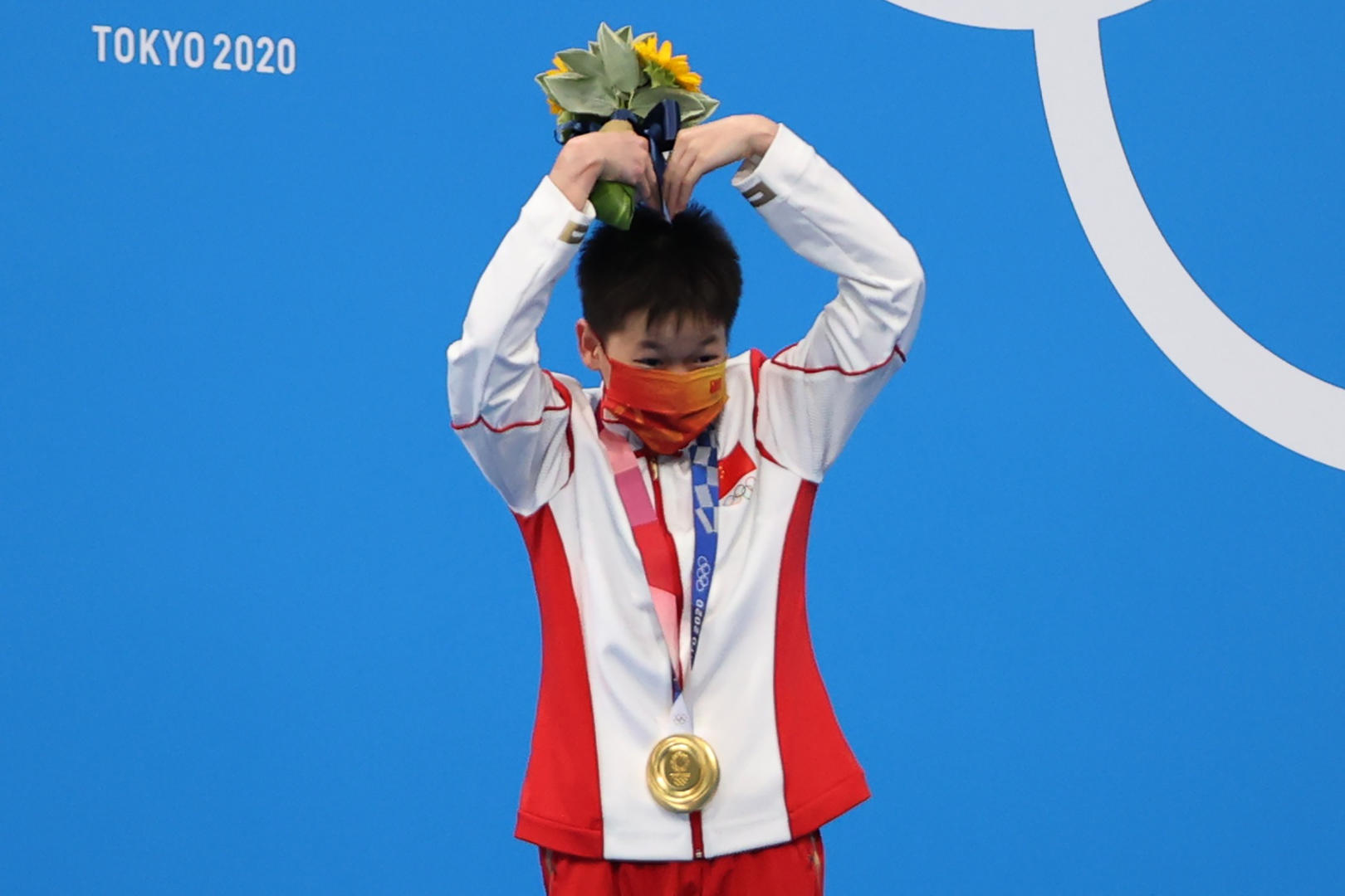 东京奥运会跳水女子10米台夺金后,全红婵比心 图据IC photo