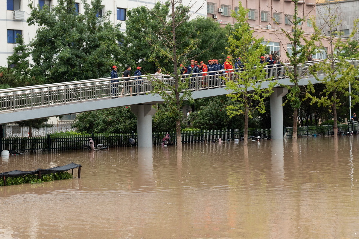 7月31日下午2时许，北京，门头沟双峪路口积水严重，行人无法通过。