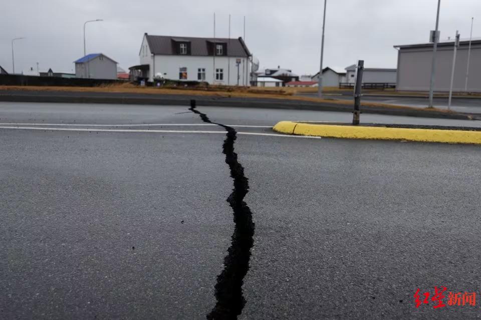 ▲格林达维克路上出现的裂缝