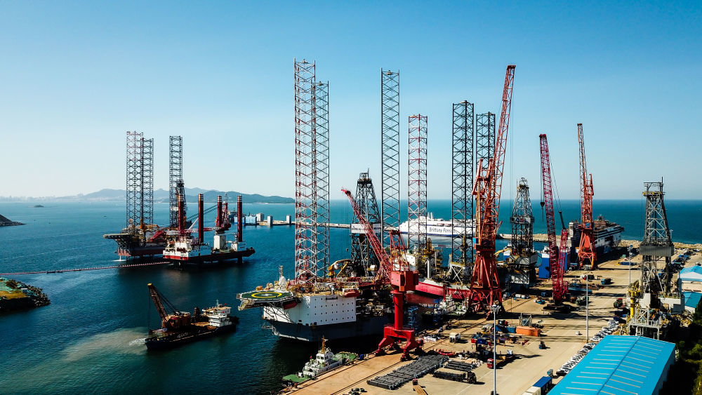 招商局金陵船舶(威海)有限公司造船泊位上忙碌生产的景象(2022年9月7