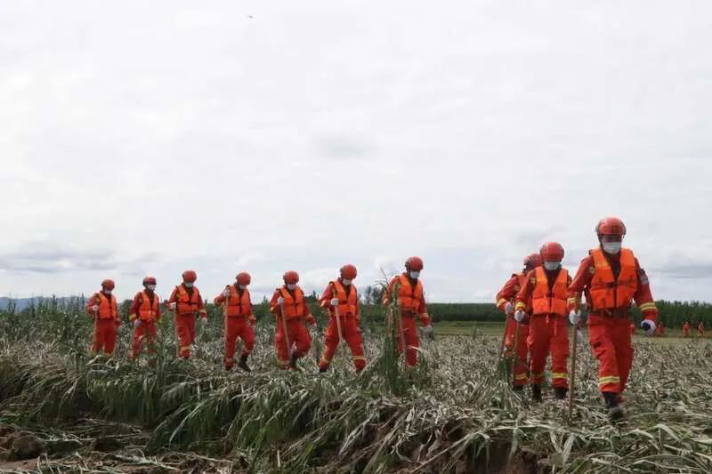 8月8日，吉林省森林消防总队吉林市支队任务分队划分9个救援小组，担负七里乡董家街霍伦河流域沿岸搜救任务。侯博文/摄